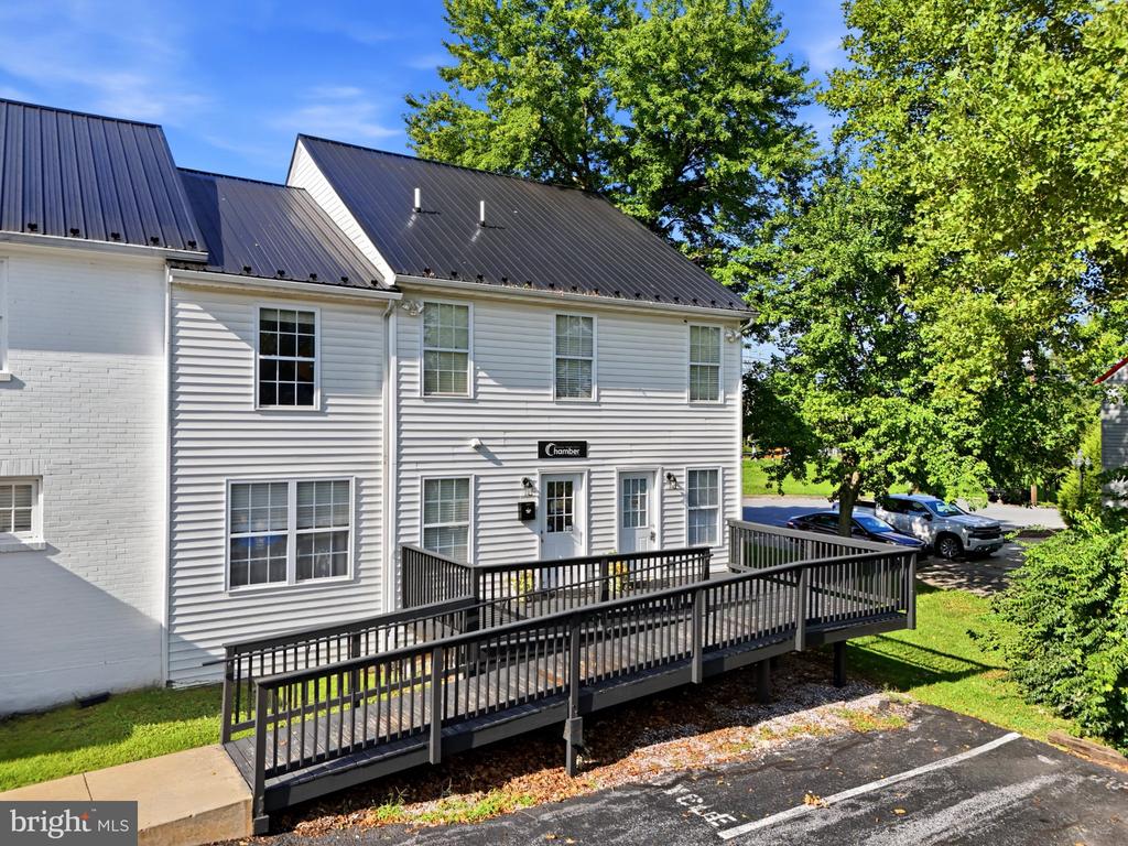 1800 W KING STREET W Unit: OFFICE