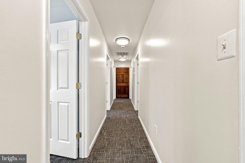 1800 W KING STREET W Unit: OFFICE