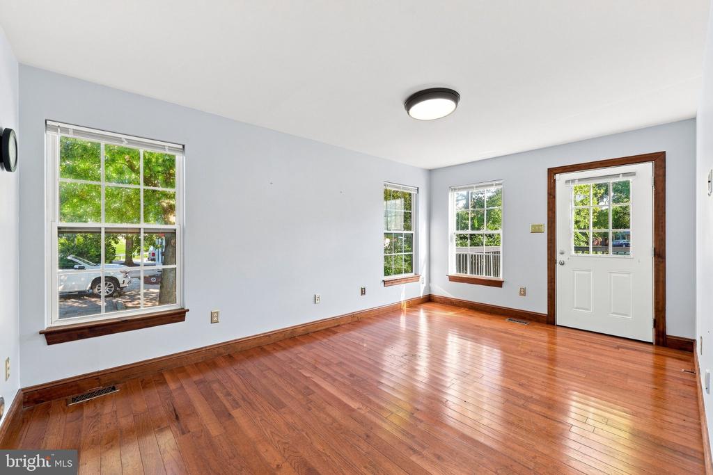 1800 W KING STREET W Unit: OFFICE