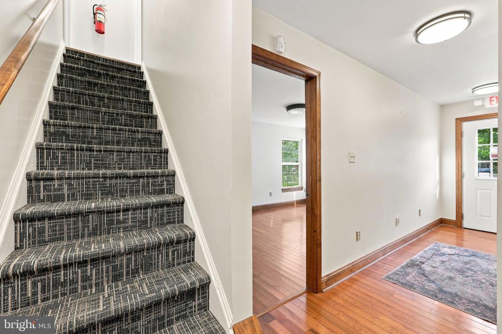 1800 W KING STREET W Unit: OFFICE