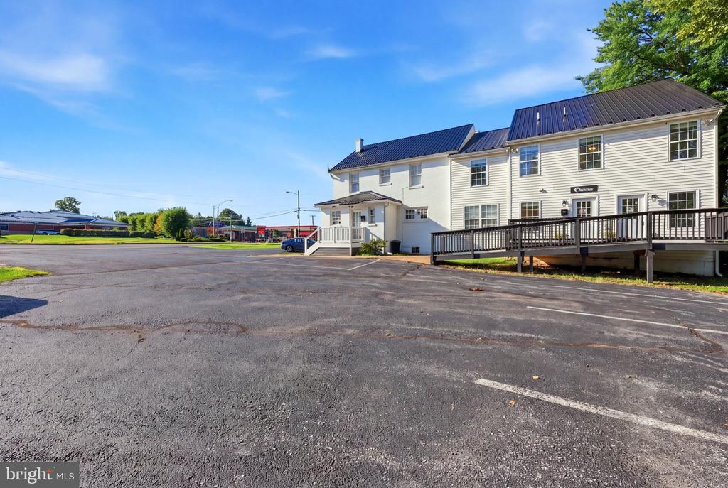 1800 W KING STREET W Unit: OFFICE