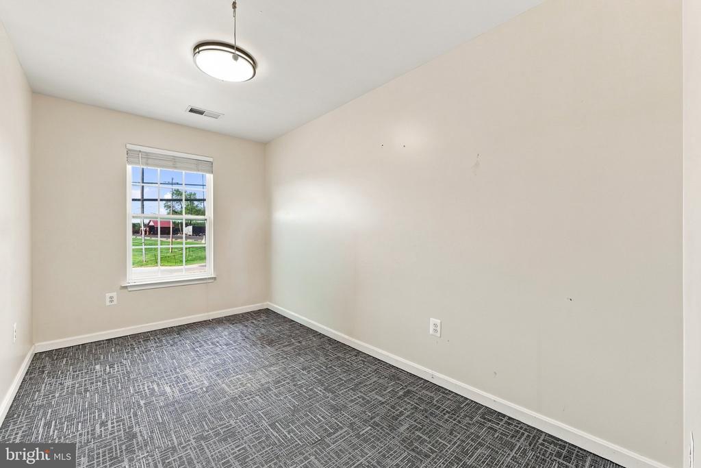 1800 W KING STREET W Unit: OFFICE