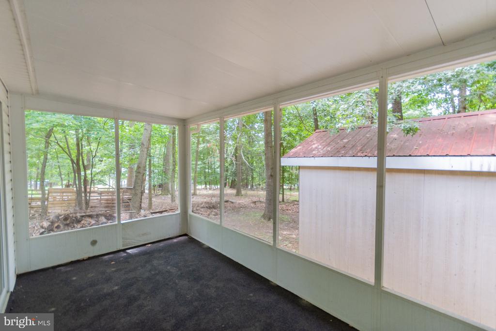 559 JOHNNYCAKE LANE