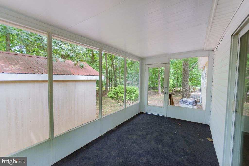 559 JOHNNYCAKE LANE