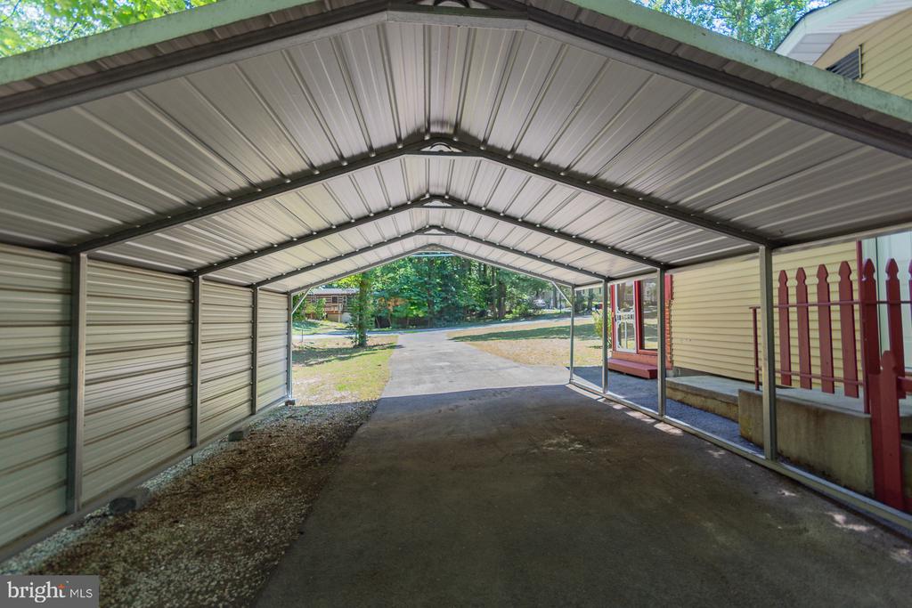 559 JOHNNYCAKE LANE