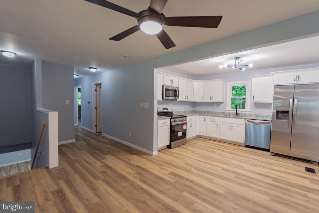 559 JOHNNYCAKE LANE