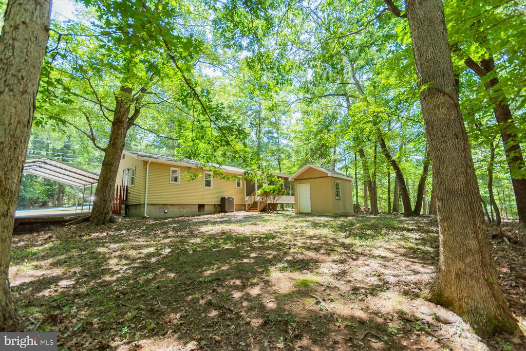 559 JOHNNYCAKE LANE