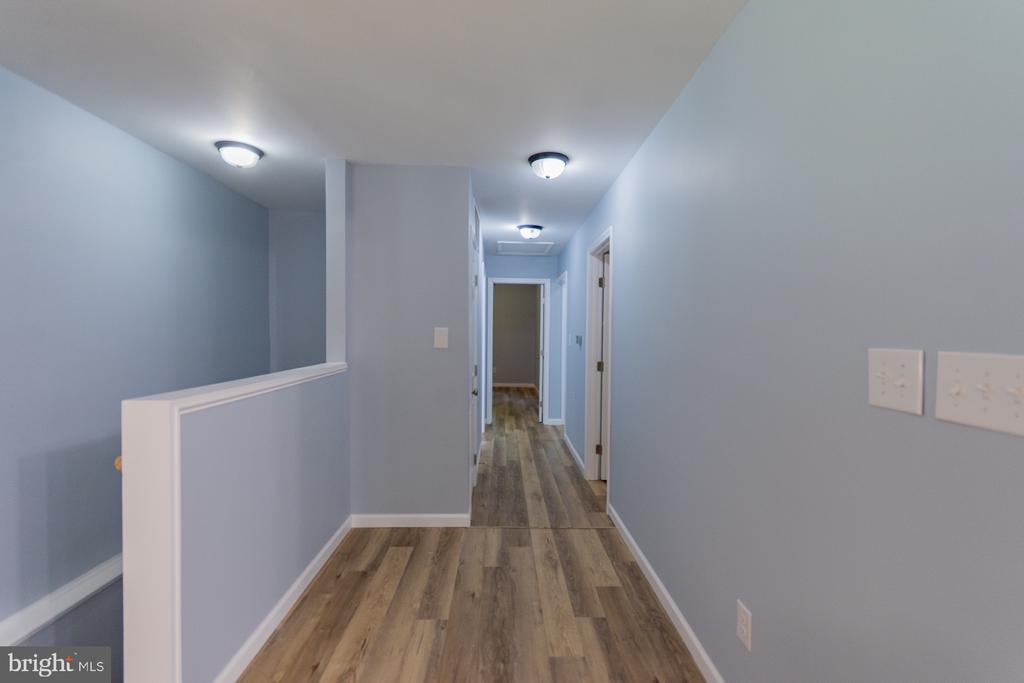 559 JOHNNYCAKE LANE