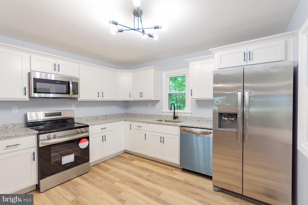 559 JOHNNYCAKE LANE