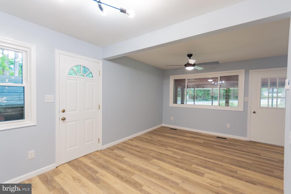 559 JOHNNYCAKE LANE