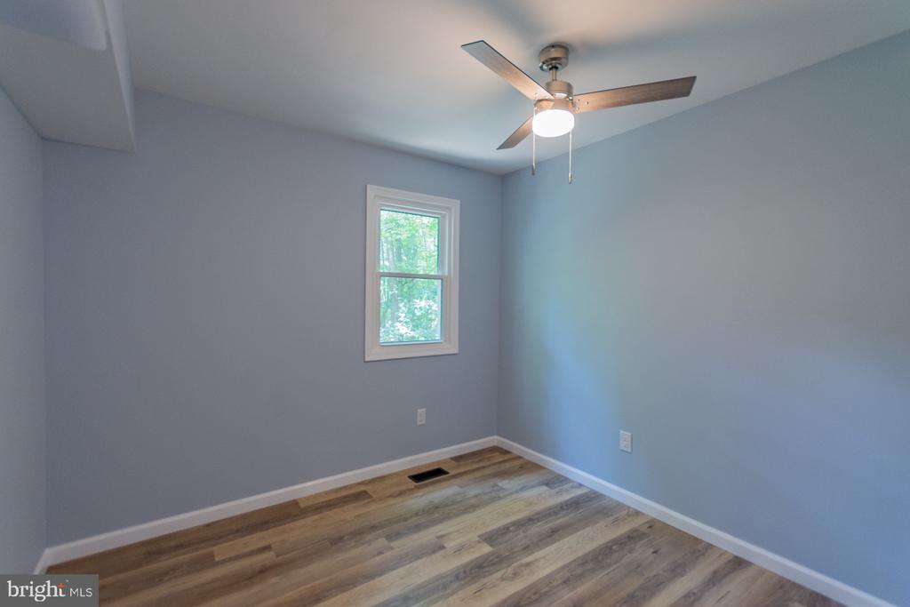559 JOHNNYCAKE LANE
