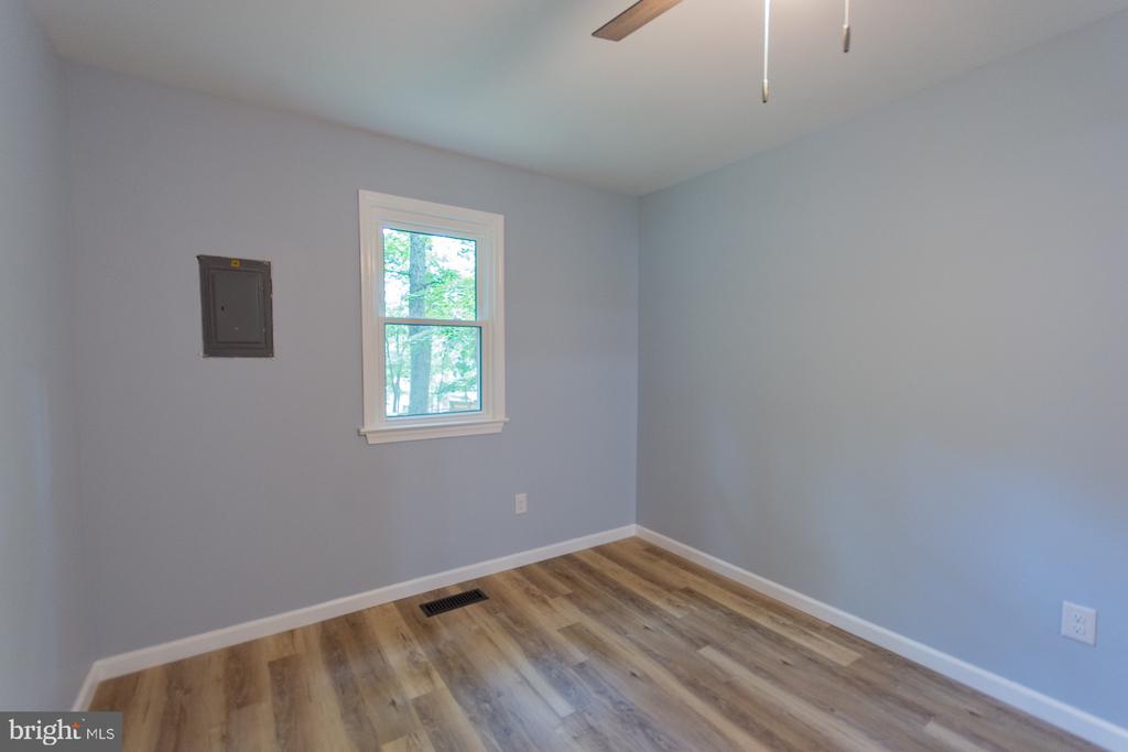 559 JOHNNYCAKE LANE