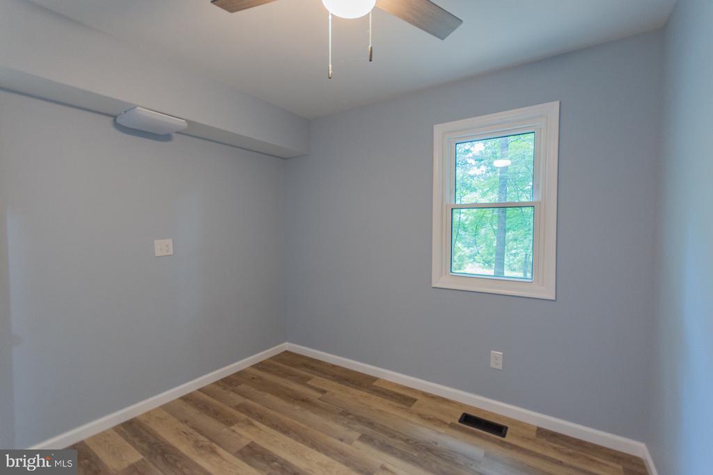 559 JOHNNYCAKE LANE