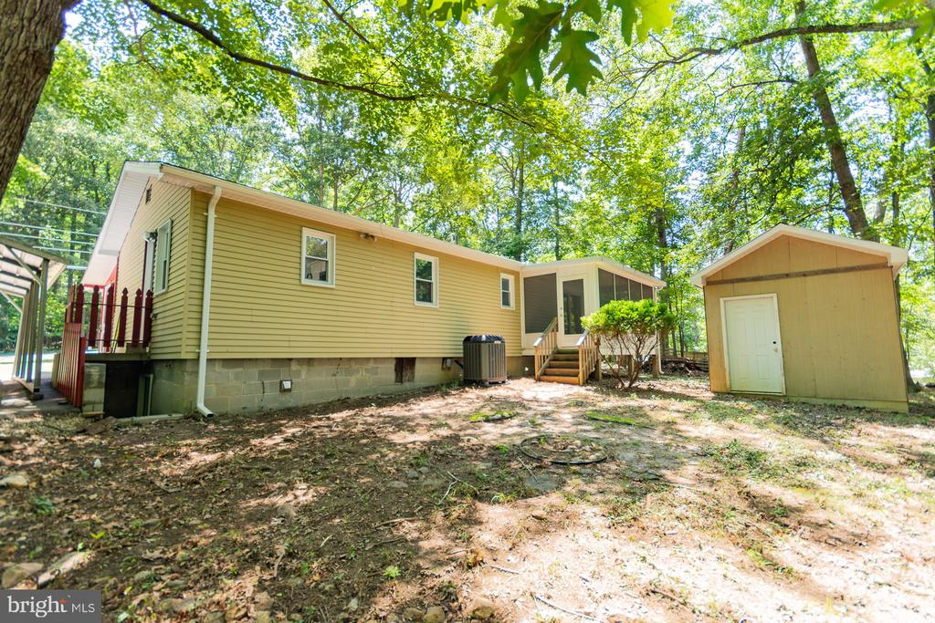 559 JOHNNYCAKE LANE