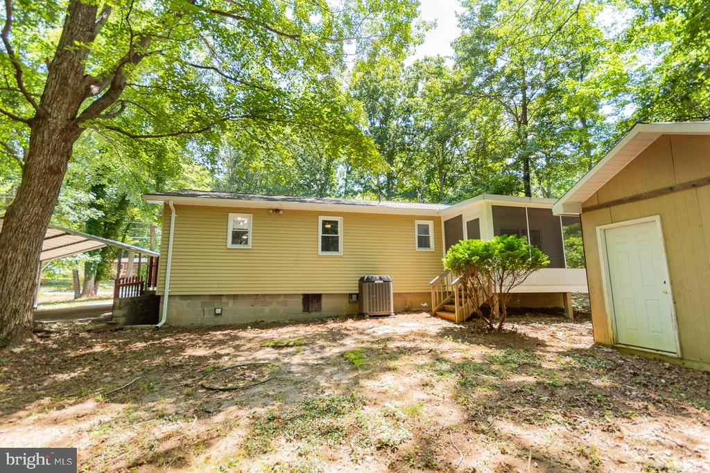 559 JOHNNYCAKE LANE