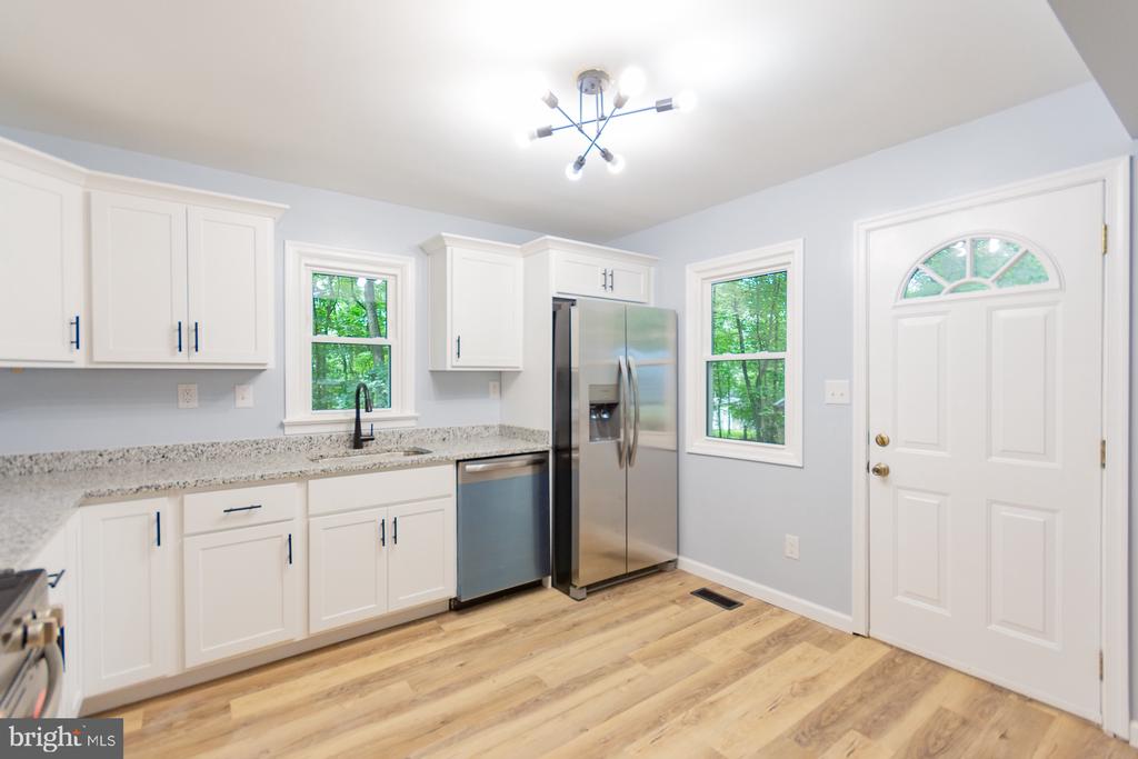 559 JOHNNYCAKE LANE