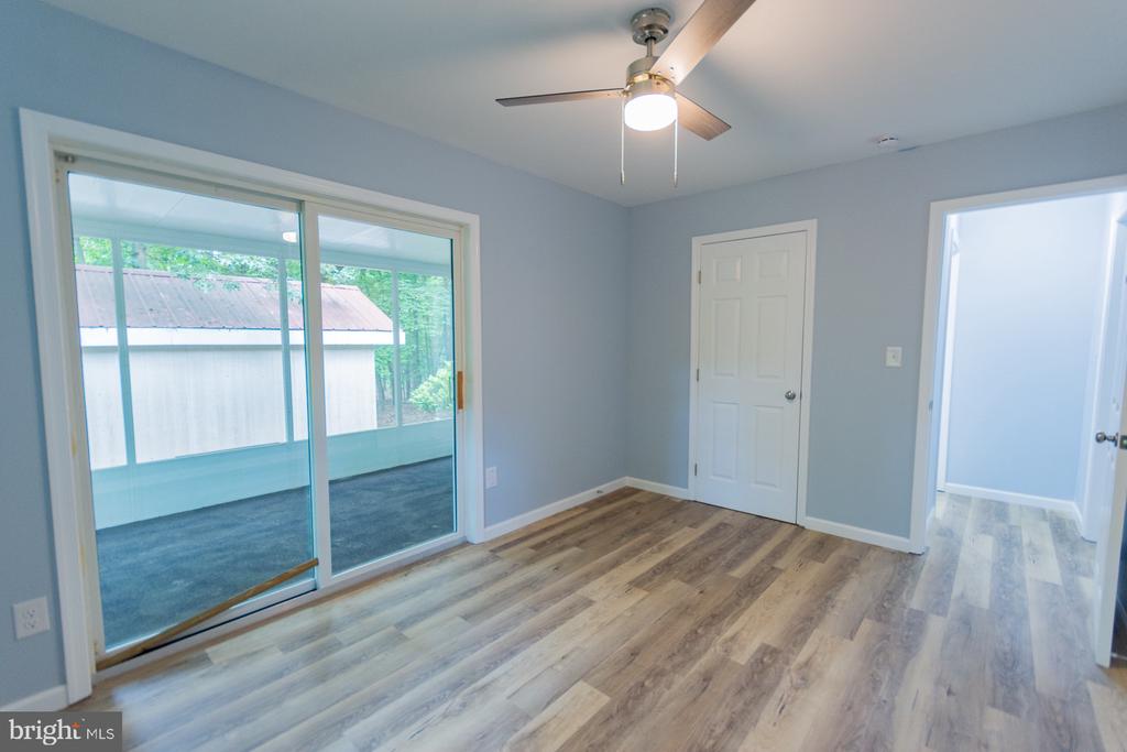 559 JOHNNYCAKE LANE