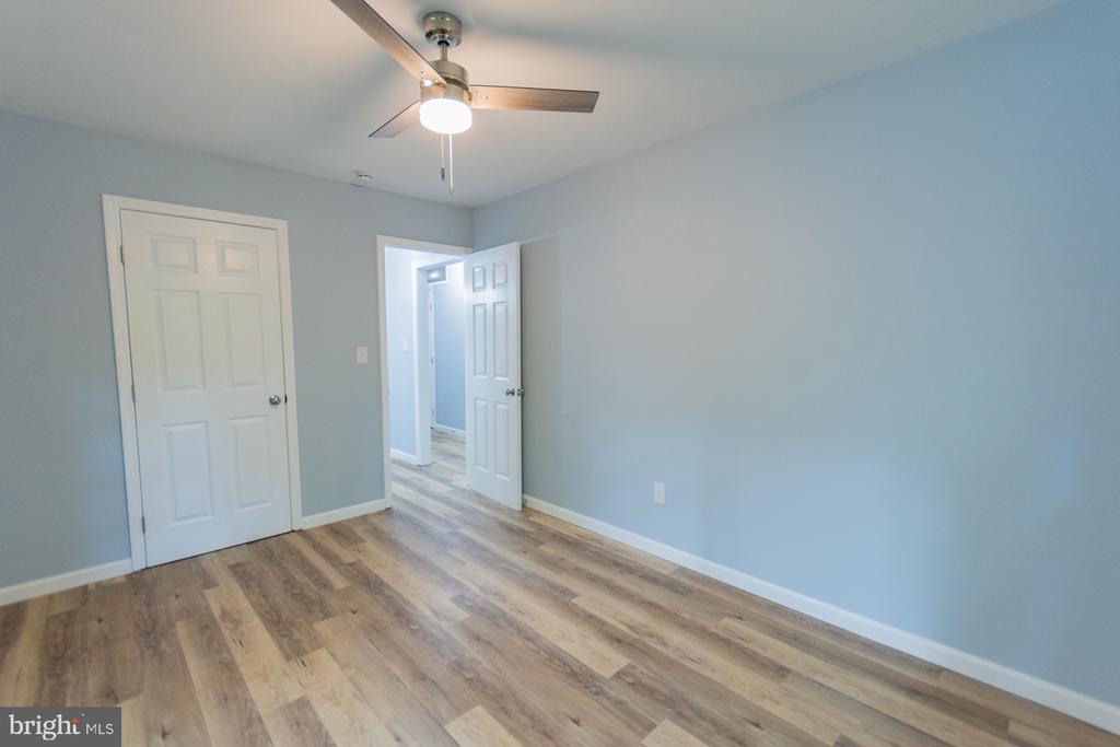 559 JOHNNYCAKE LANE