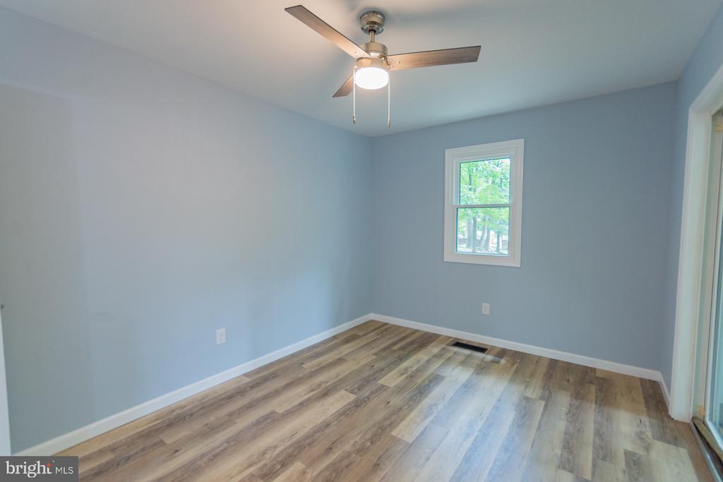 559 JOHNNYCAKE LANE