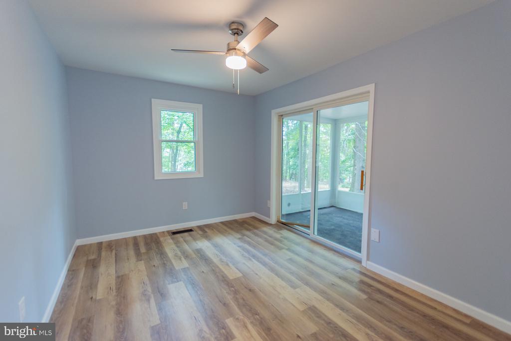 559 JOHNNYCAKE LANE
