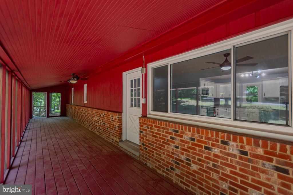 559 JOHNNYCAKE LANE