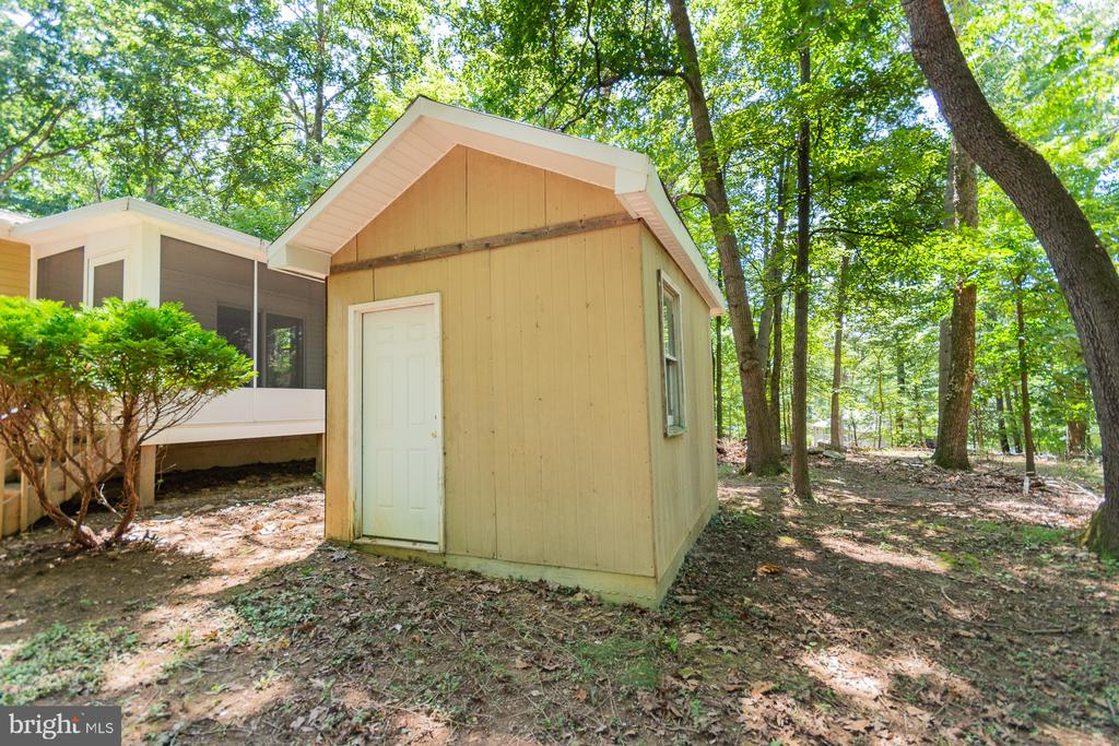 559 JOHNNYCAKE LANE