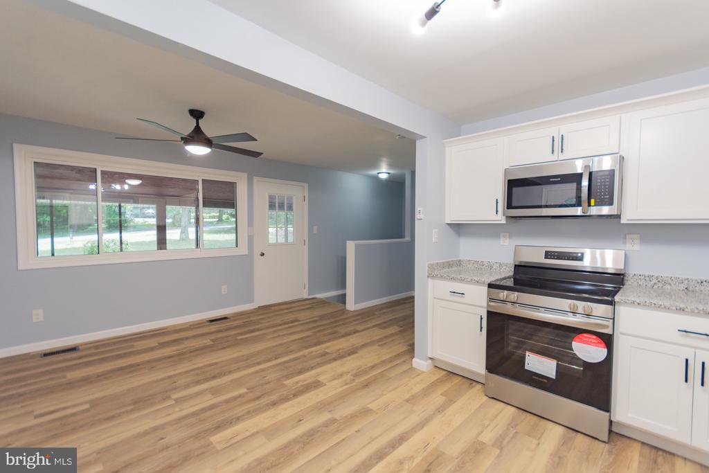 559 JOHNNYCAKE LANE