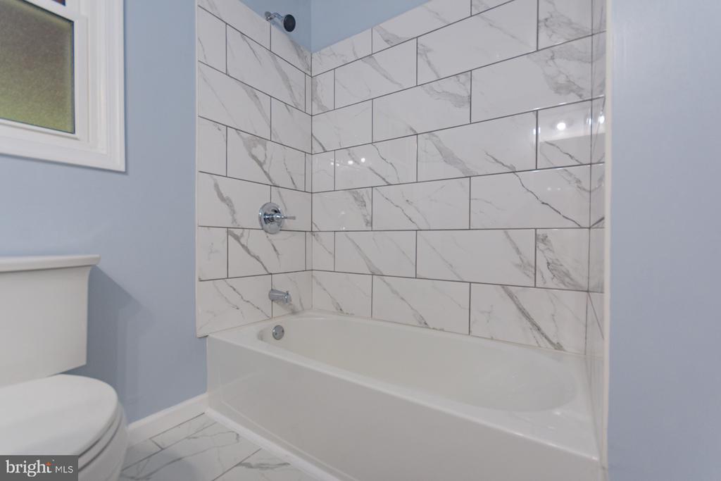559 JOHNNYCAKE LANE