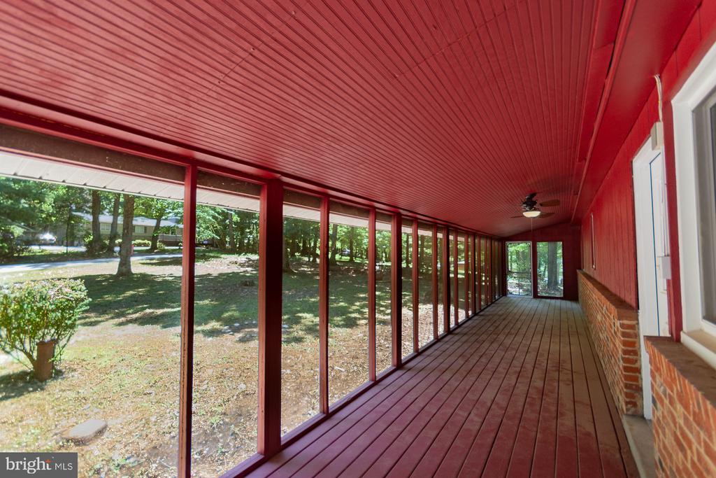 559 JOHNNYCAKE LANE