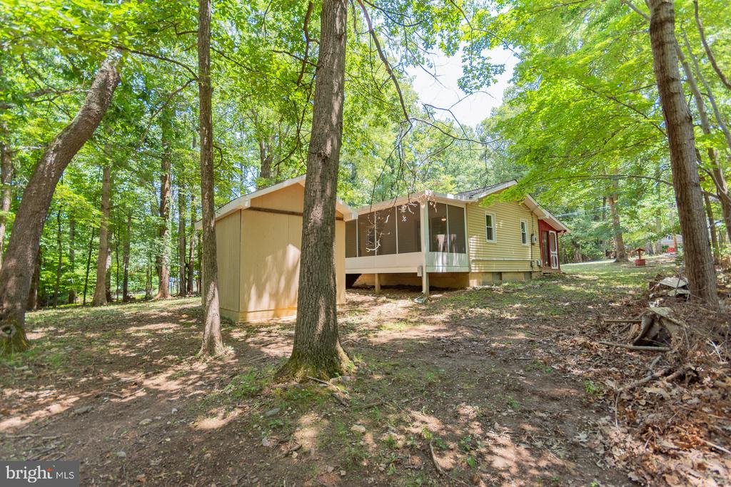 559 JOHNNYCAKE LANE