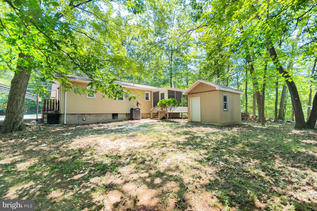559 JOHNNYCAKE LANE