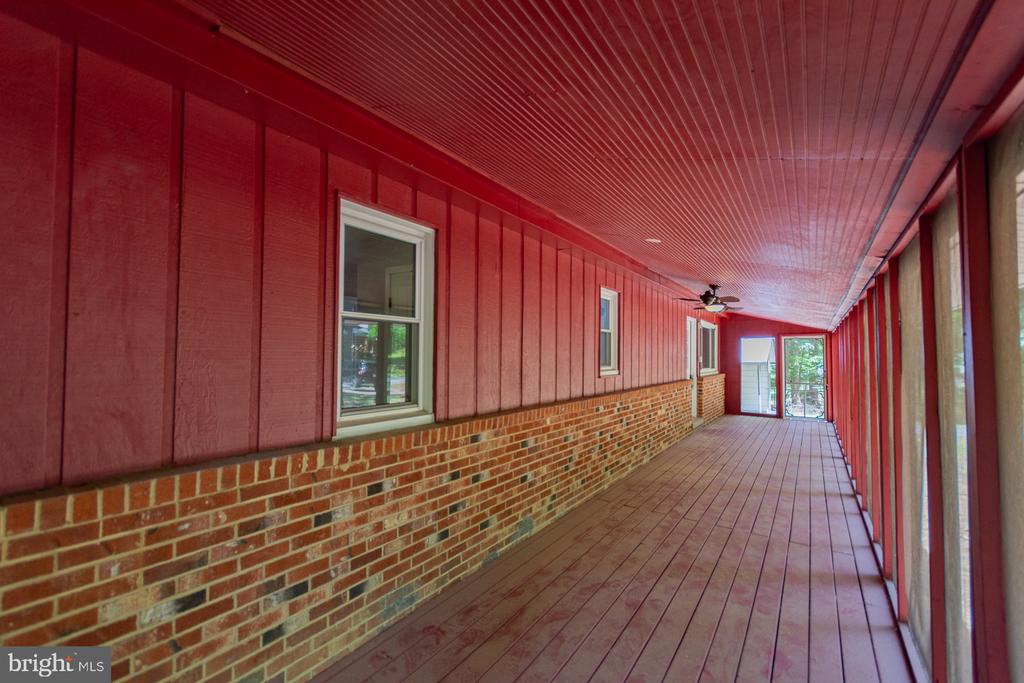 559 JOHNNYCAKE LANE