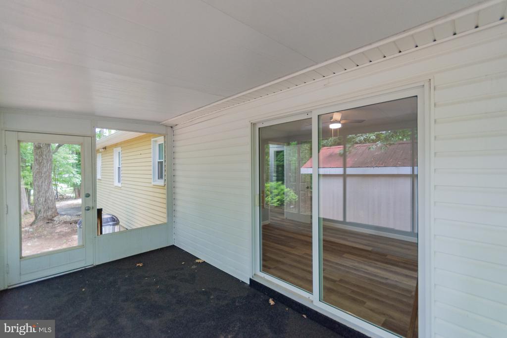 559 JOHNNYCAKE LANE