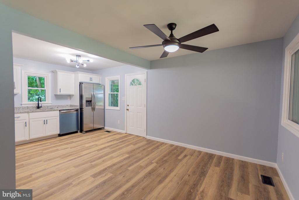 559 JOHNNYCAKE LANE