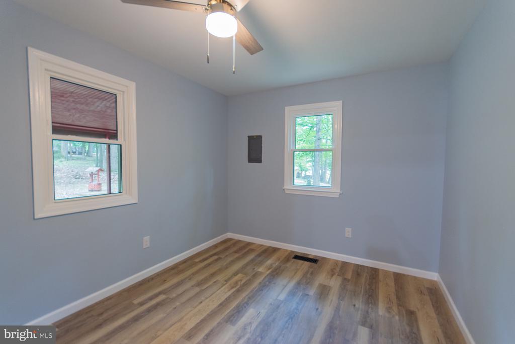 559 JOHNNYCAKE LANE