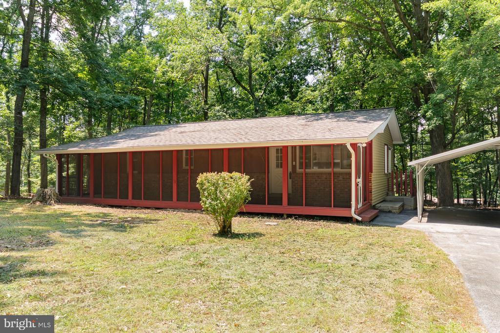559 JOHNNYCAKE LANE