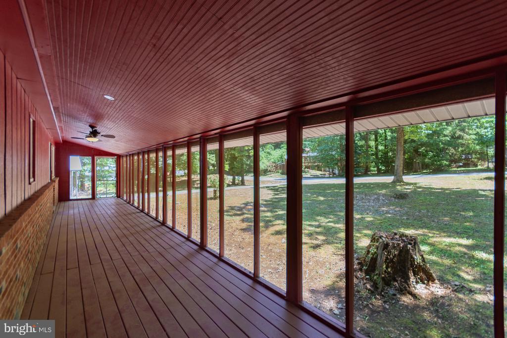 559 JOHNNYCAKE LANE