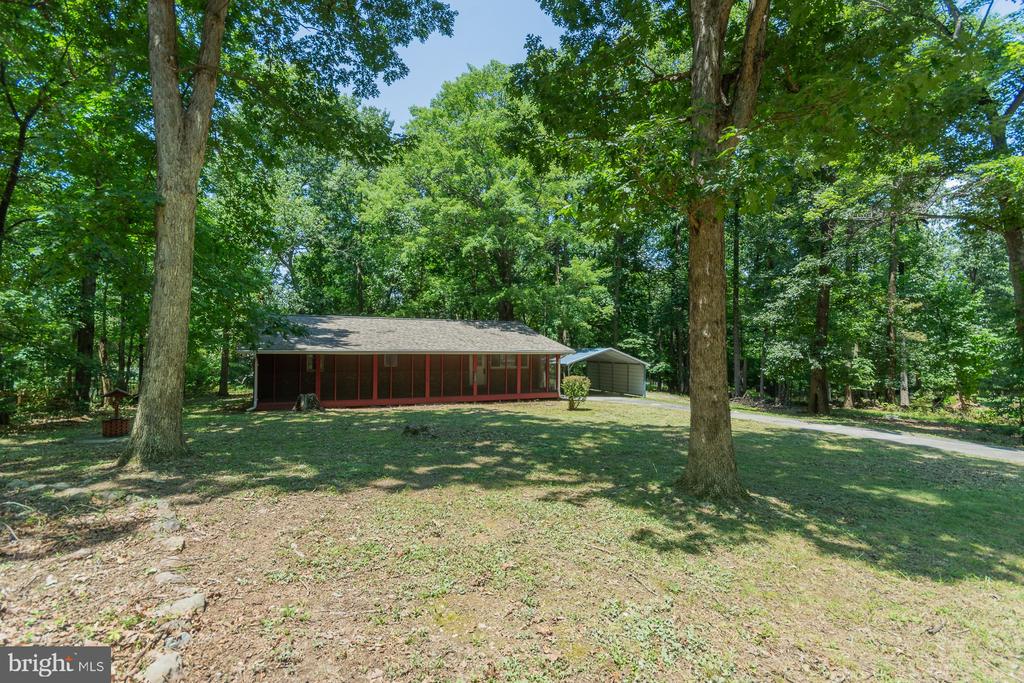 559 JOHNNYCAKE LANE