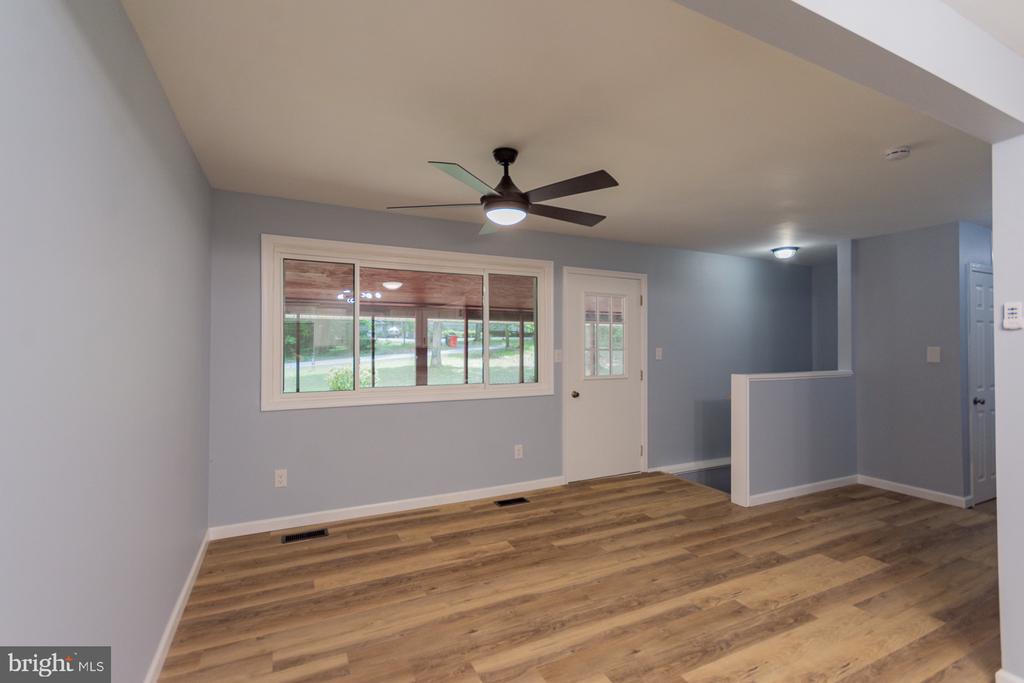 559 JOHNNYCAKE LANE