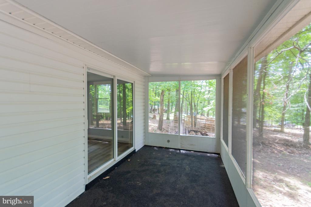 559 JOHNNYCAKE LANE