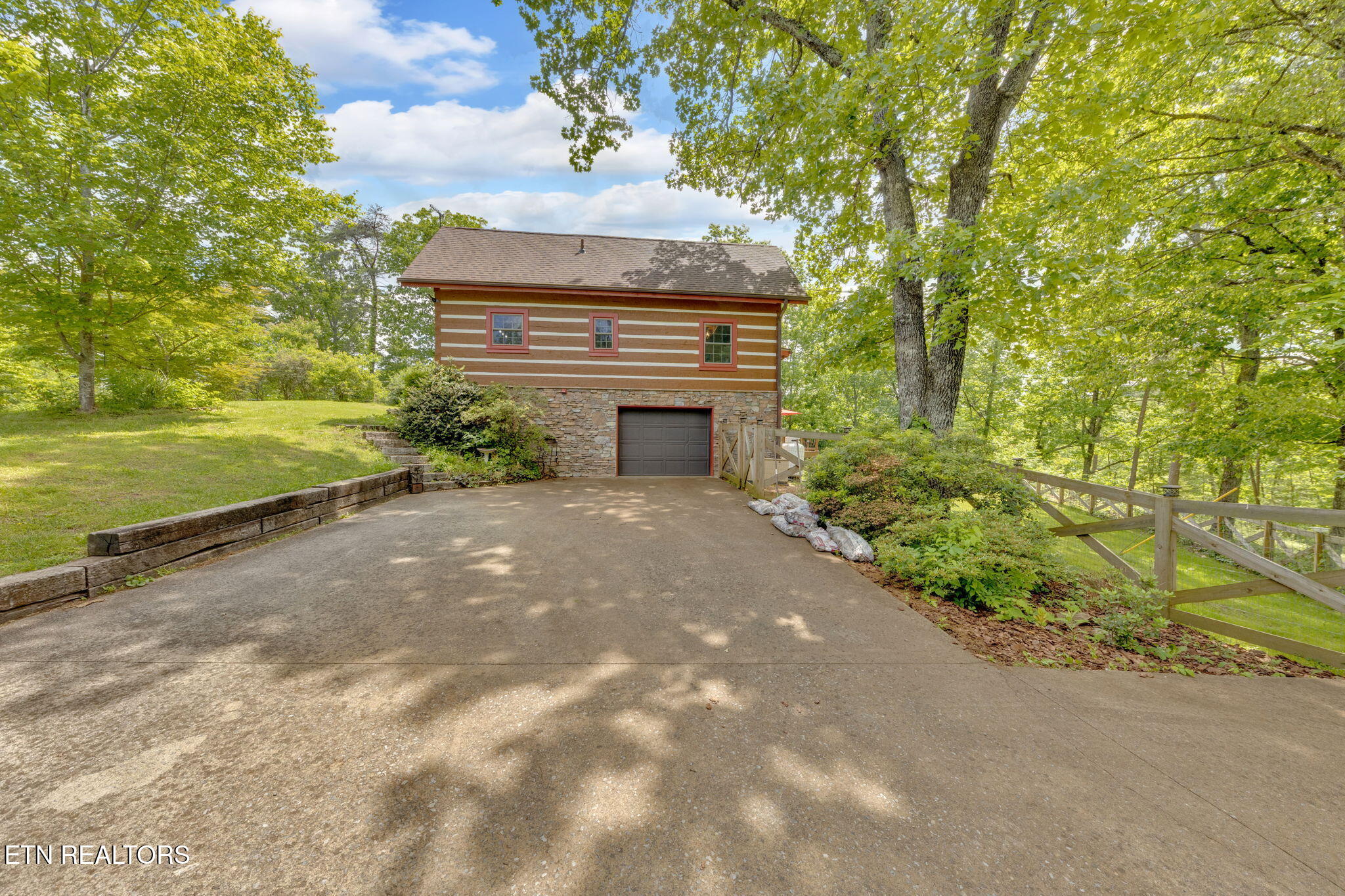 1301 Sourwood Way