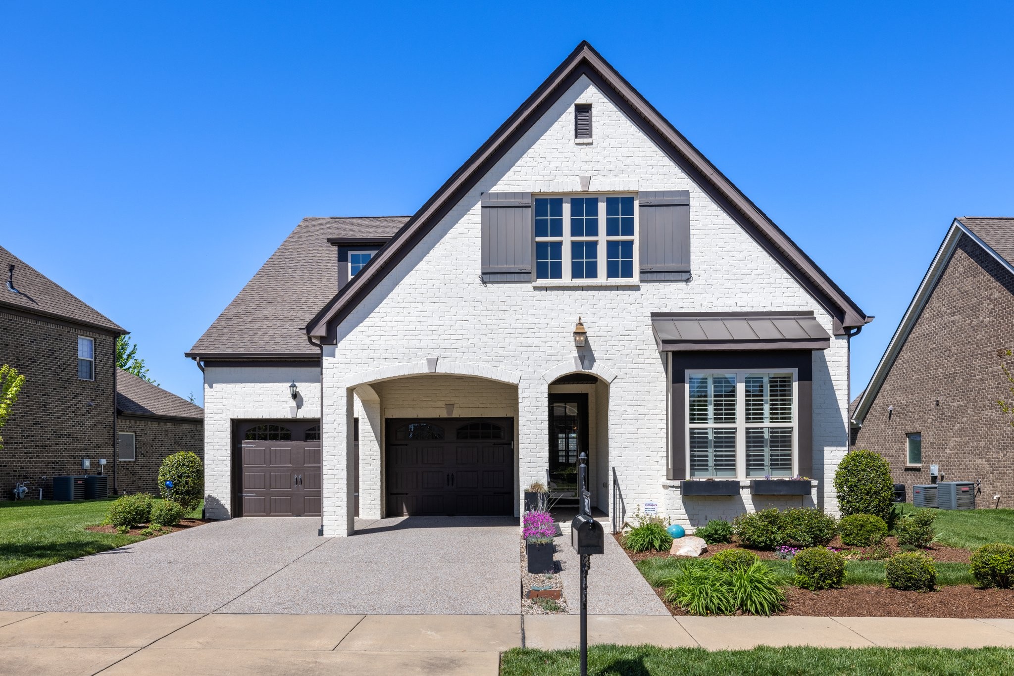 5012 Laughing Brook Ln
