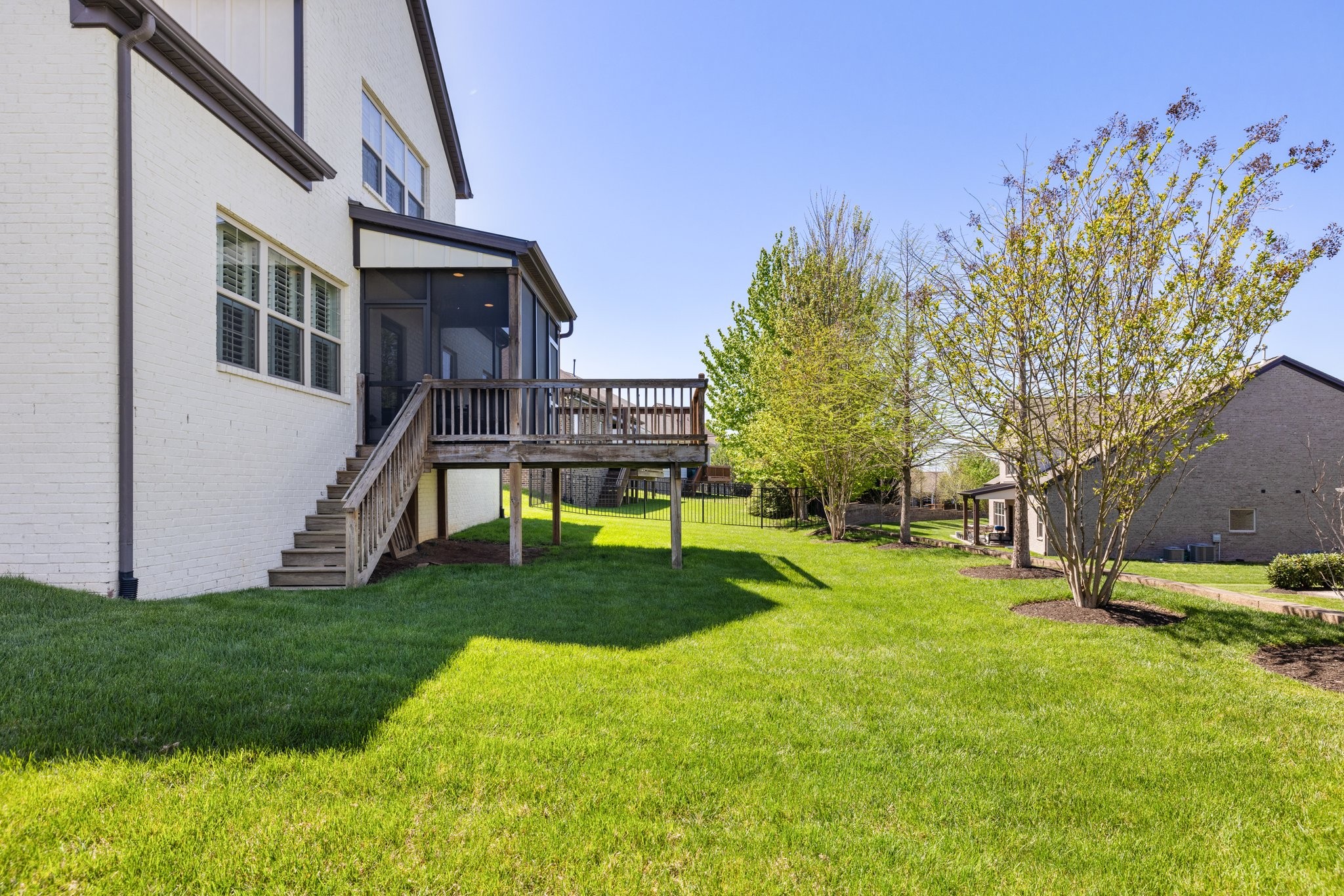 5012 Laughing Brook Ln