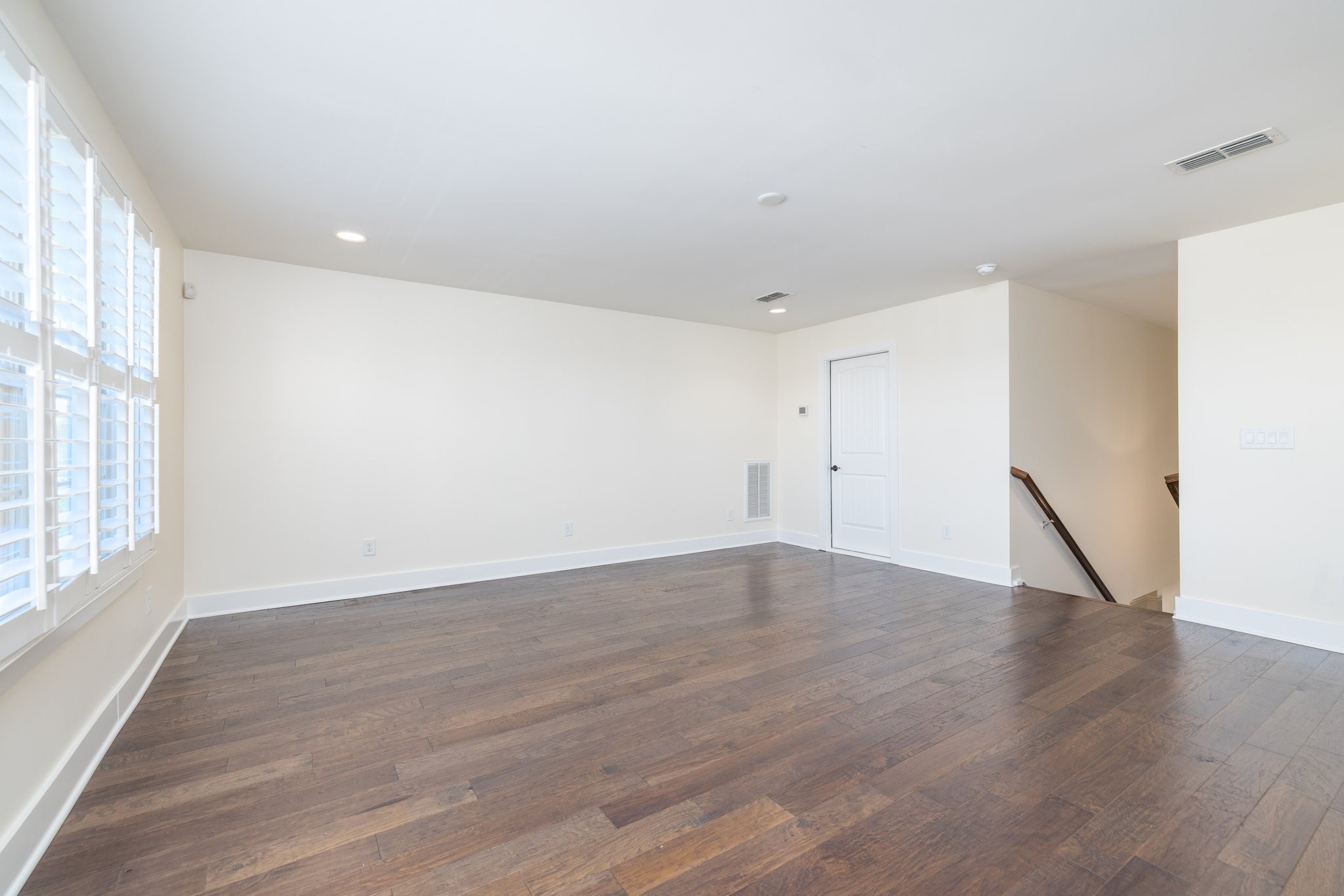 5012 Laughing Brook Ln