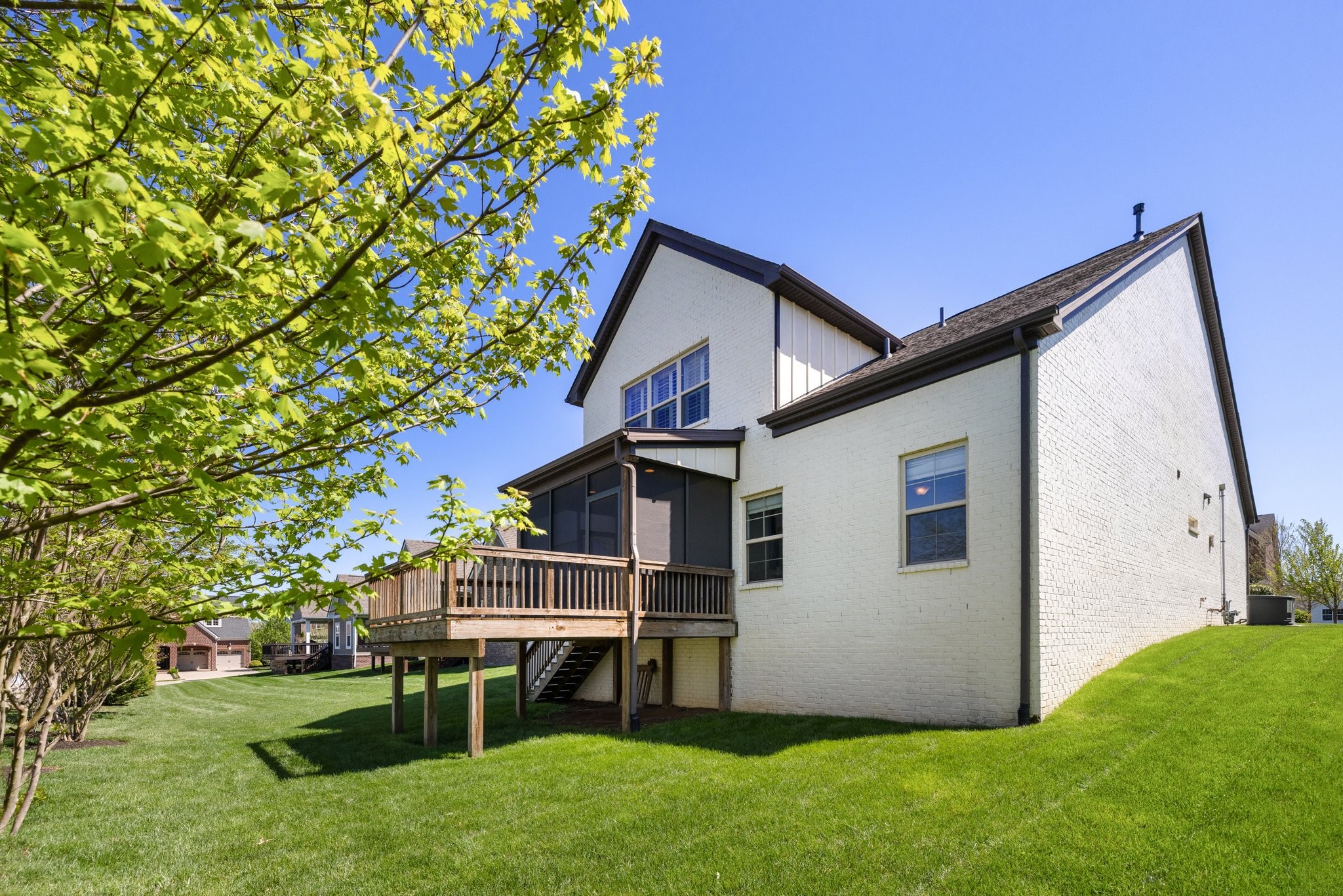 5012 Laughing Brook Ln