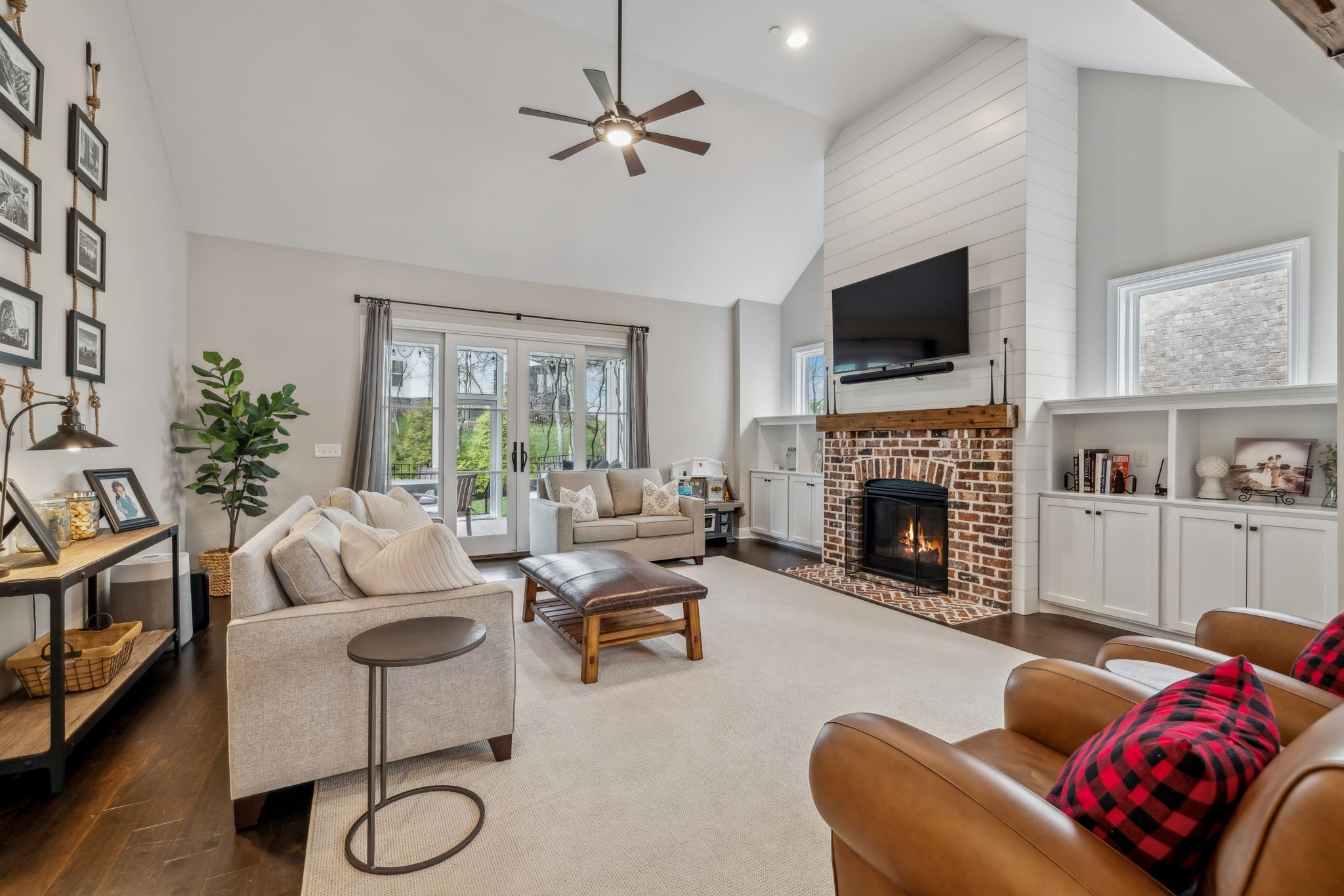 807 Caledonian Ct