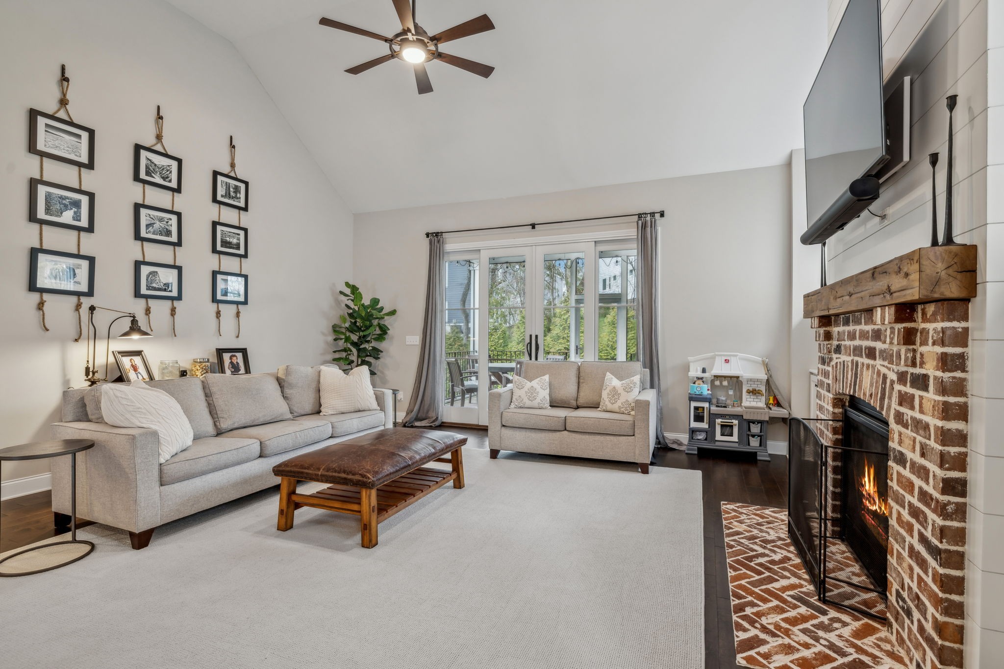 807 Caledonian Ct
