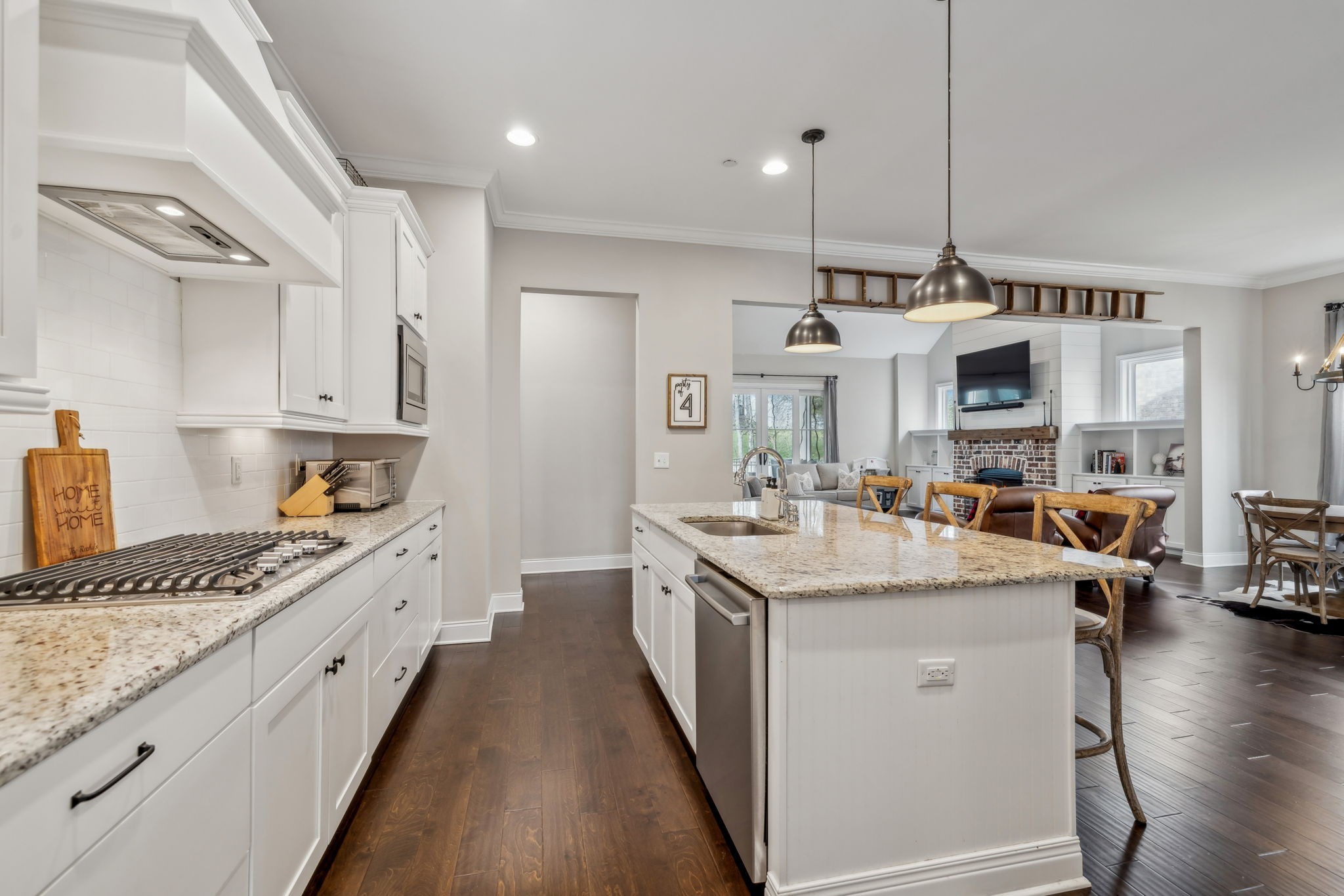 807 Caledonian Ct