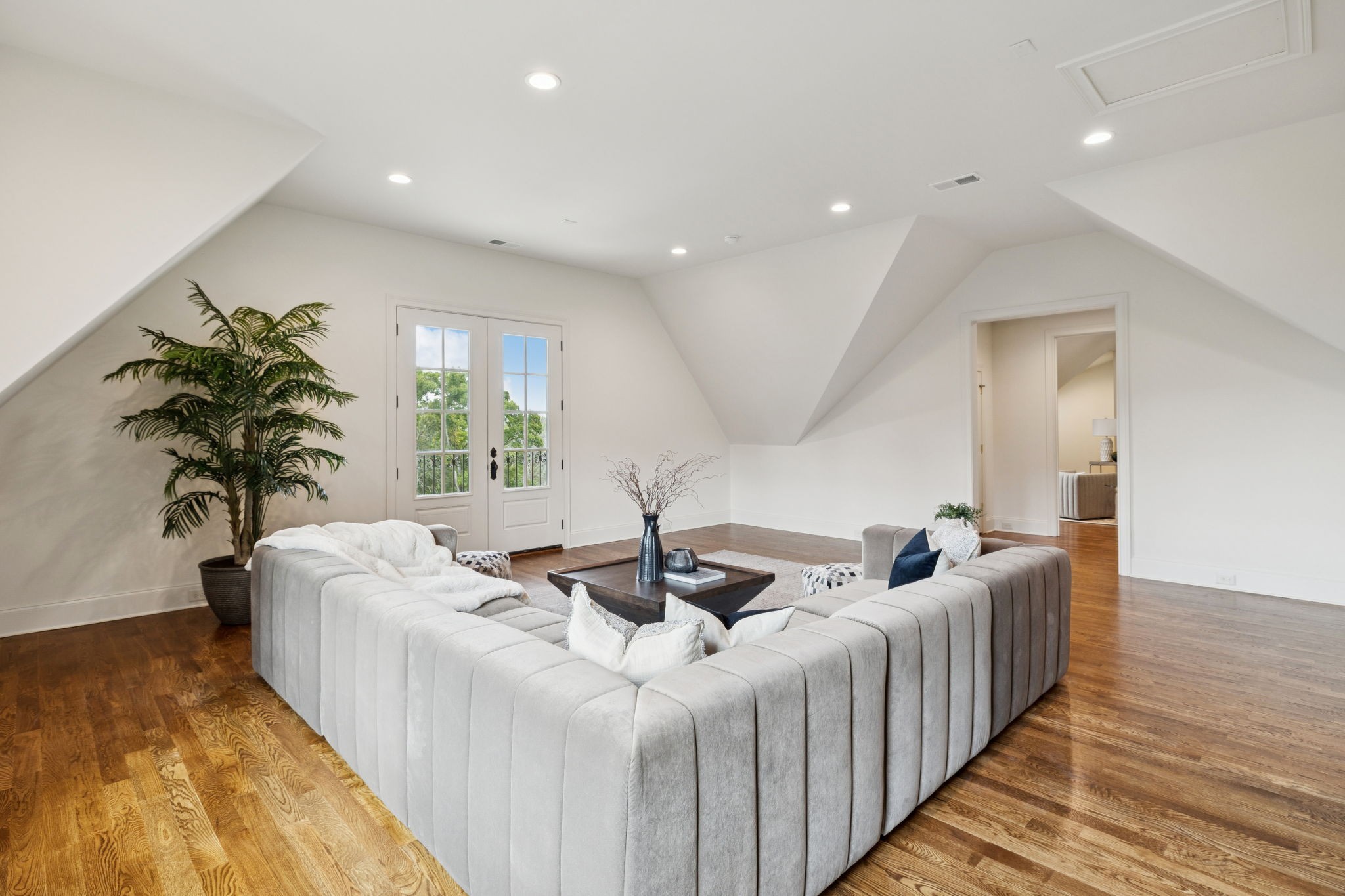 391 The Lady of the Lake Ln