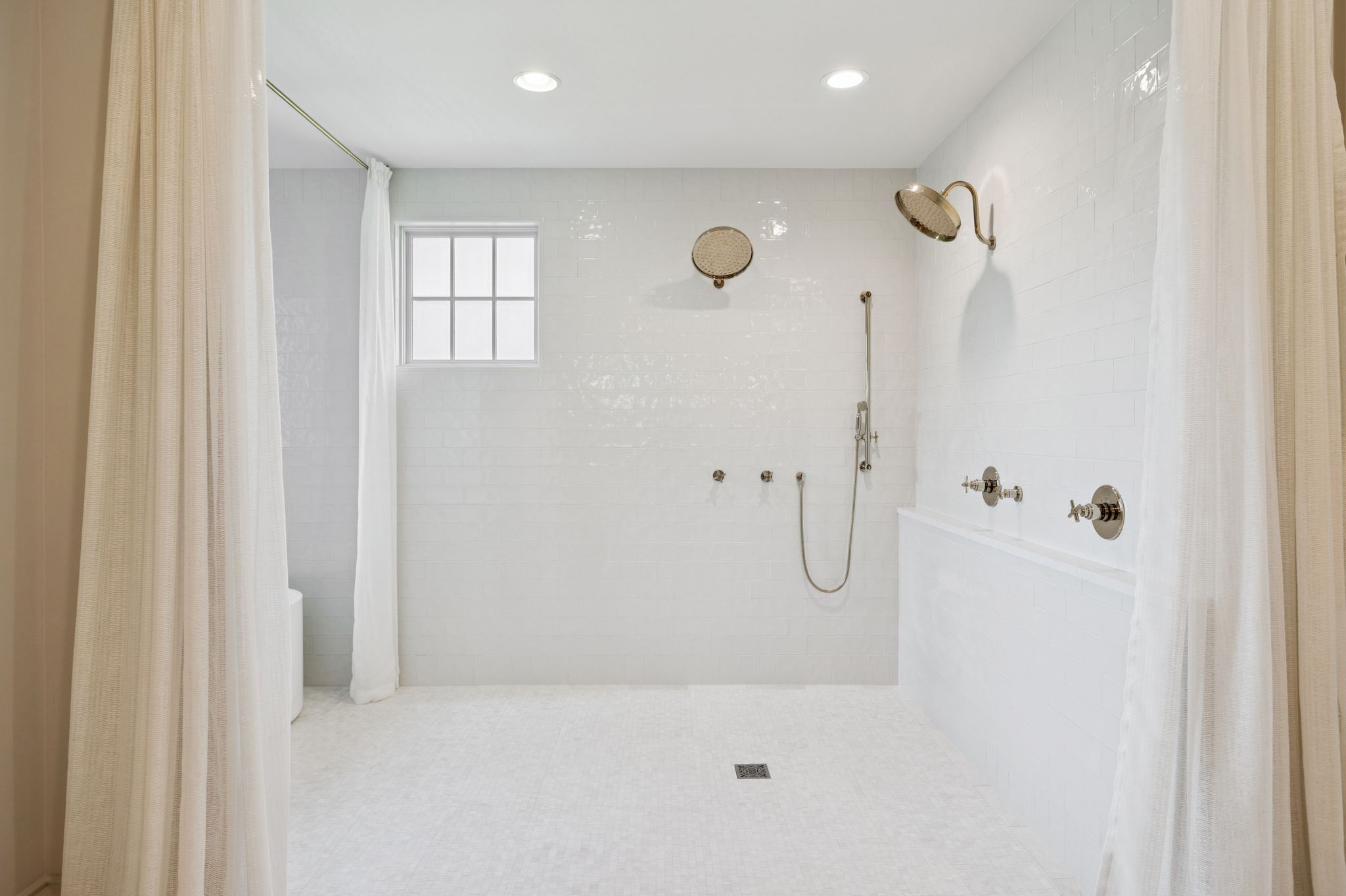 391 The Lady of the Lake Ln